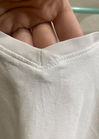 Guess Beyaz V Yaka Kısa Kollu Kadın Tişört - Görsel 4