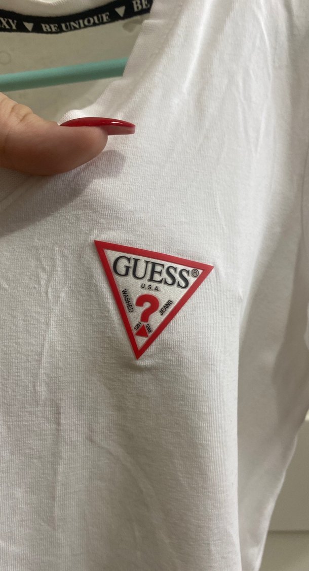 Guess Beyaz V Yaka Kısa Kollu Kadın Tişört - Görsel 3