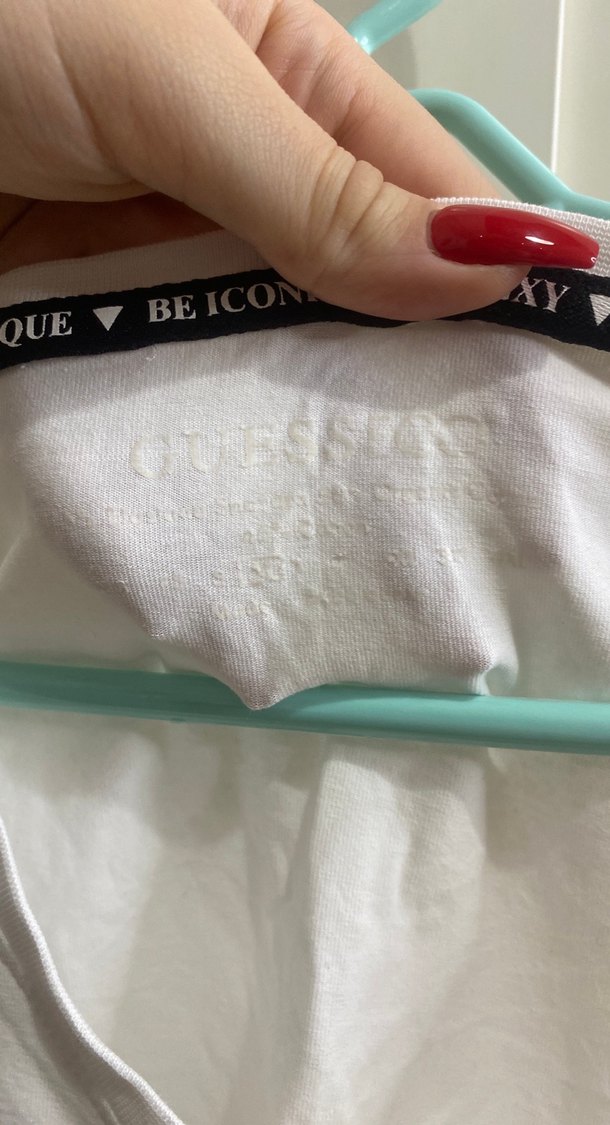 Guess Beyaz V Yaka Kısa Kollu Kadın Tişört - Görsel 2