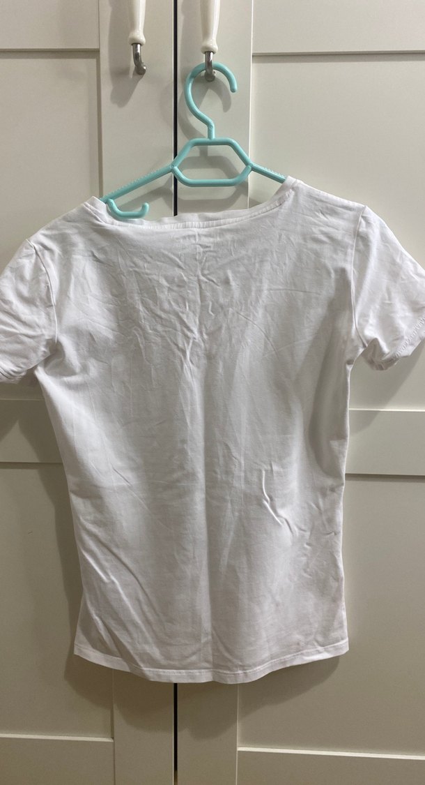 Guess Beyaz V Yaka Kısa Kollu Kadın Tişört - Görsel 5