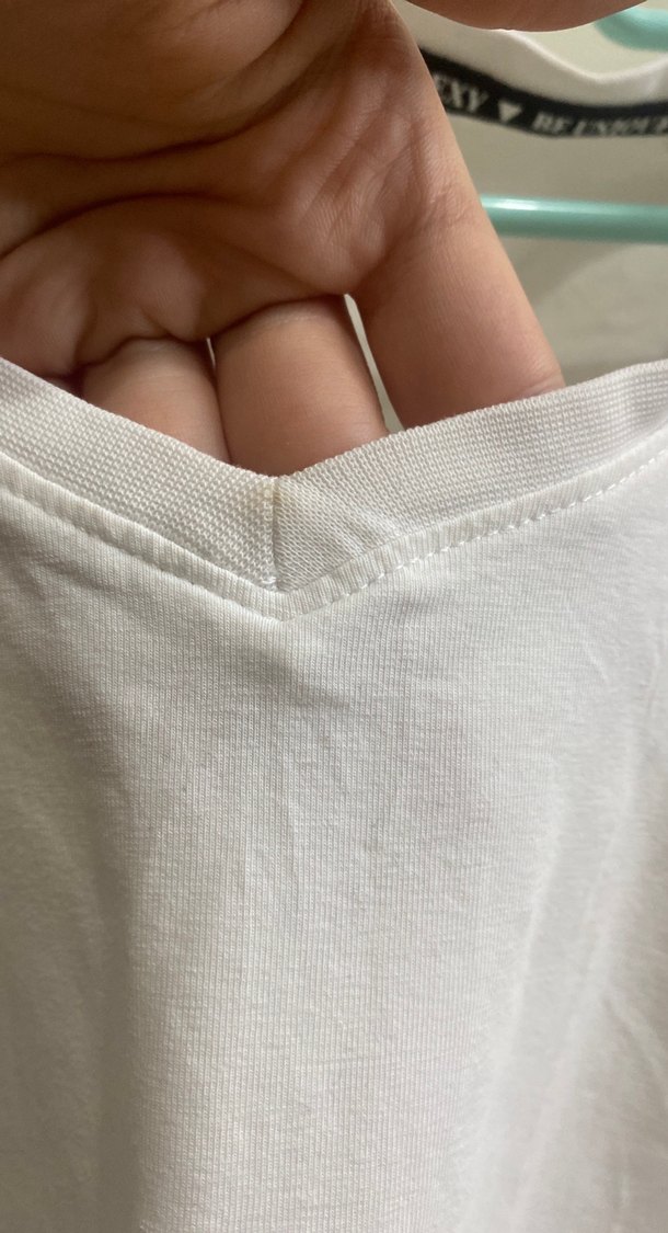 Guess Beyaz V Yaka Kısa Kollu Kadın Tişört - Görsel 4