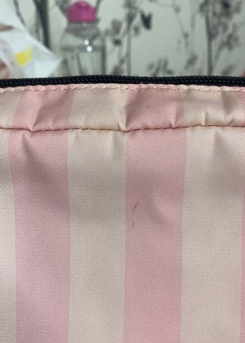 Victoria Secret Pembe Çizgili Fermuarlı Kadın Makyaj Çantası - Görsel 6