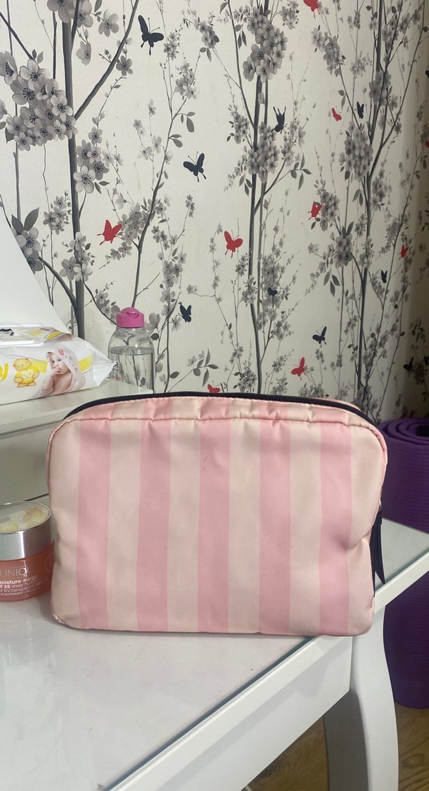 Victoria Secret Pembe Çizgili Fermuarlı Kadın Makyaj Çantası - Görsel 2