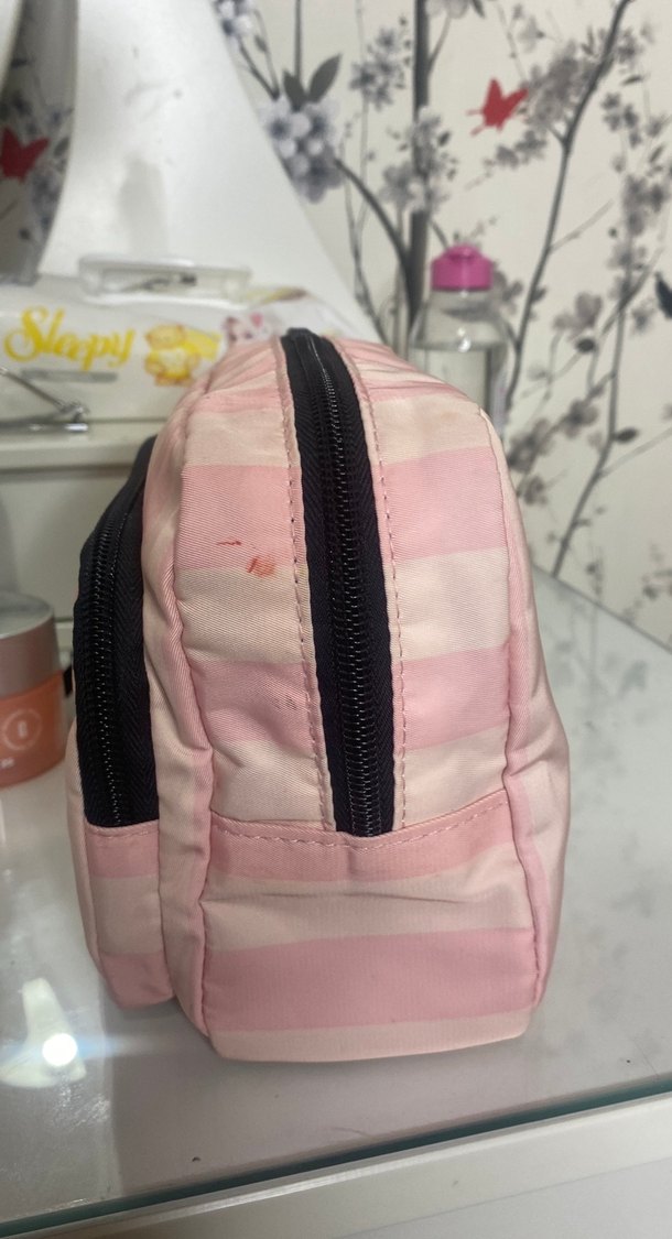 Victoria Secret Pembe Çizgili Fermuarlı Kadın Makyaj Çantası - Görsel 4