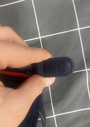 Tommy Hilfigher Lacivert Fermuarlı Çantası - Görsel 4