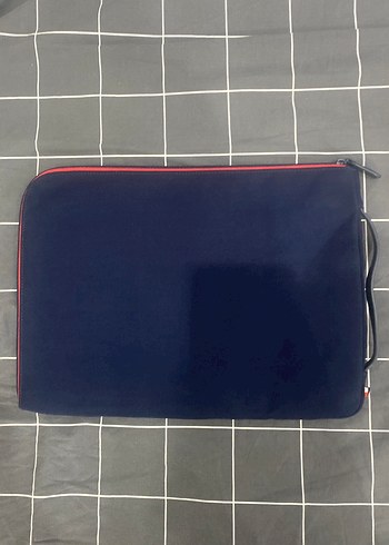 Tommy Hilfigher Lacivert Fermuarlı Çantası - Görsel 2