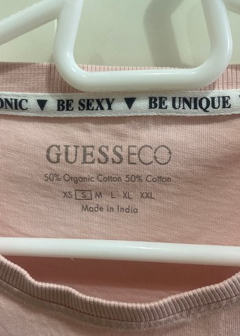 Guess Pembe Payetli Baskılı Kadın Tişört - Görsel 2