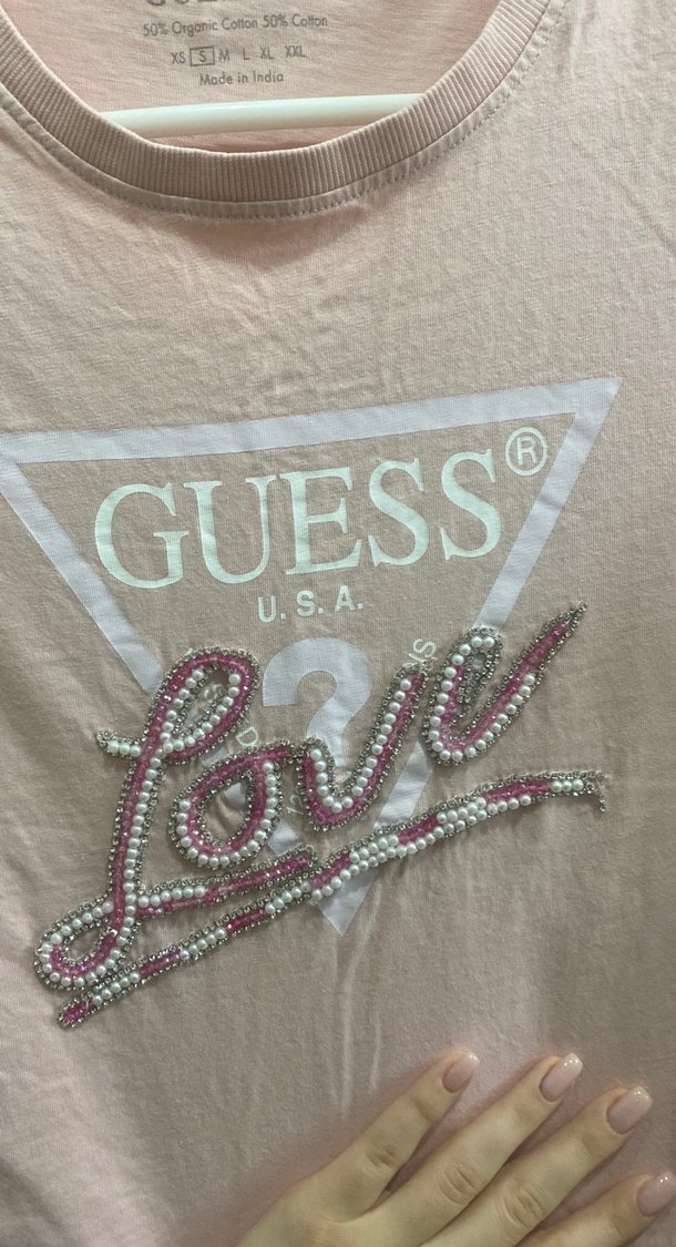 Guess Pembe Payetli Baskılı Kadın Tişört - Görsel 3