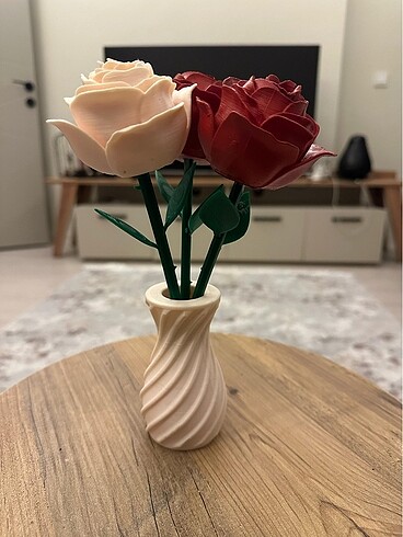 Diğer 3d yazıcıdan güller ve vazo