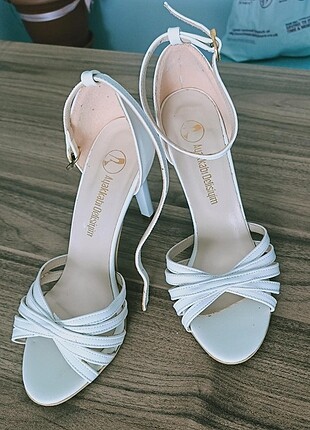 Çapraz Bant Beyaz Topuklu Ayakkabı