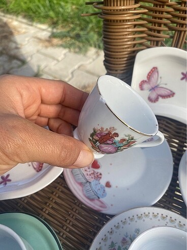 Beden Eskilerden Vintage fincan üç fincan bir tabağı var fincanın biri