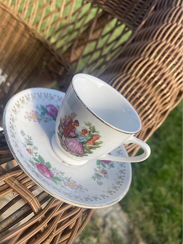 American Vintage Eskilerden Vintage fincan üç fincan bir tabağı var fincanın biri