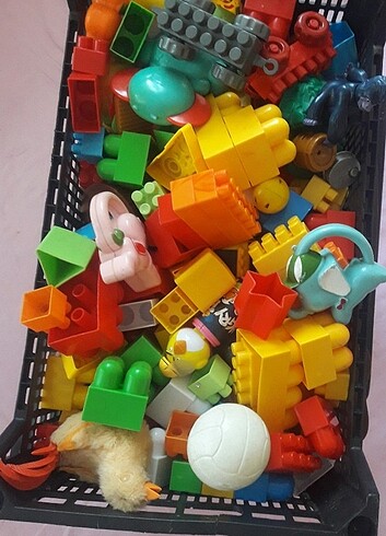 bir kasa lego ve oyuncaj
