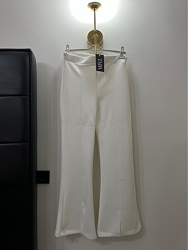 Önü yırtmaçlı beyaz pantalon