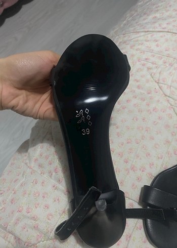 Siyah Tokalı İnce Topuklu Ayakkabı - Görsel 3