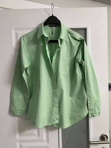 Su yeşili gömlek