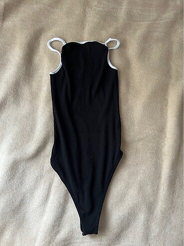 Siyah beyaz bodysuit