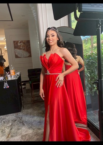 Parlak Kırmızı Drapeli Straplez Uzun Abiye - Görsel 3