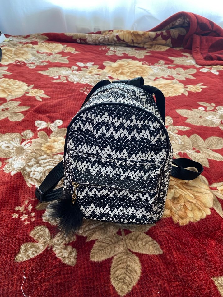 Kürk Detaylı Yılan Desenli Kadın Sırt Çantası - Görsel 2