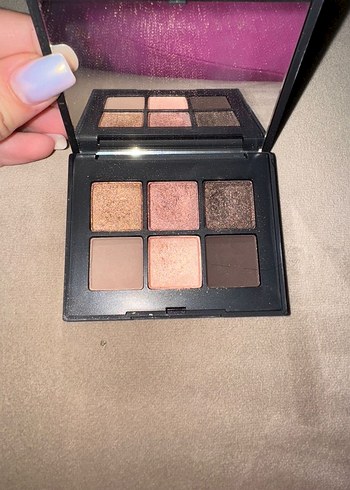 Nars Bej Tonlarında Altı Renkli Göz Farı Paleti