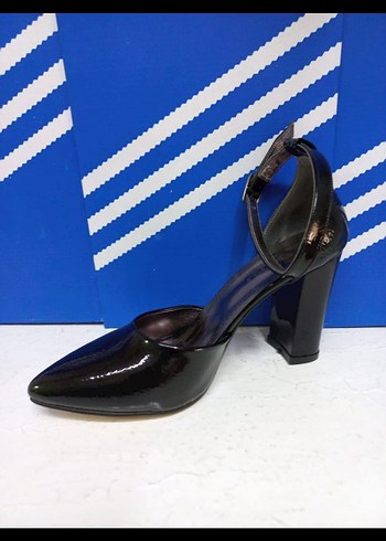 Diğer Siyah Yılan Desenli Tokalı Stiletto