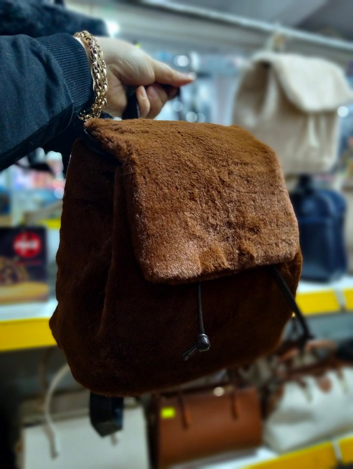 Beyaz Peluş Detaylı Kadın Sırt Çantası - Görsel 2