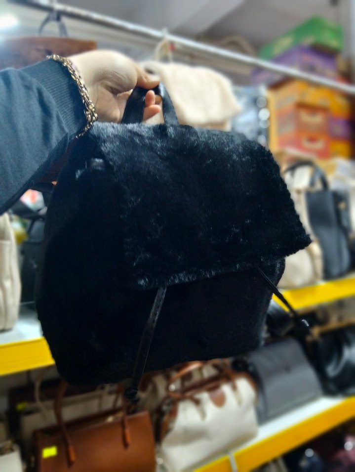 Beyaz Peluş Detaylı Kadın Sırt Çantası - Görsel 3