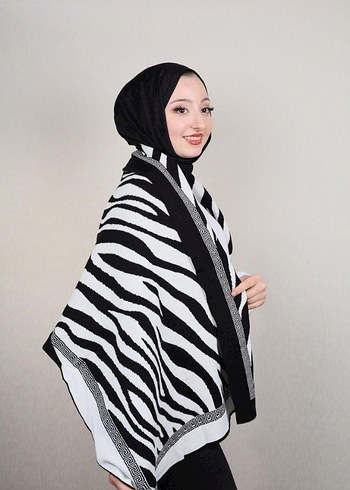 Siyah Drapeli Kadın Şal - Görsel 2
