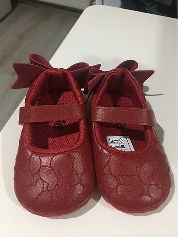 Kırmızı deri işlemeli bebek ayakkabısı