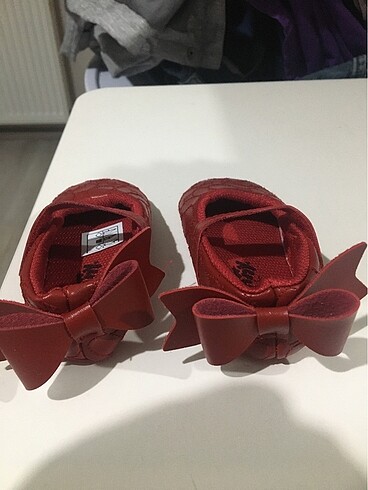 17 Beden Kırmızı deri işlemeli bebek ayakkabısı