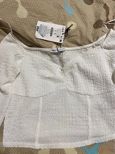 l Beden Bershka etiketli bluz