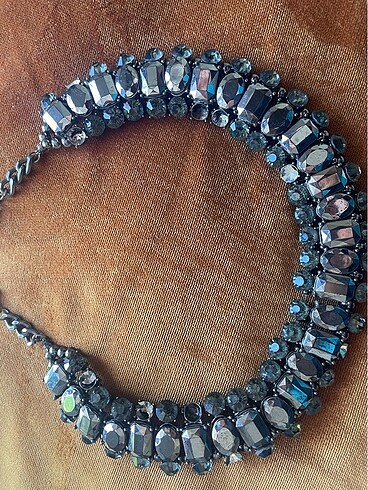 Accessorize Her ortama uygun çok şık bir kolye. Çok dikkat ederseniz bir ili