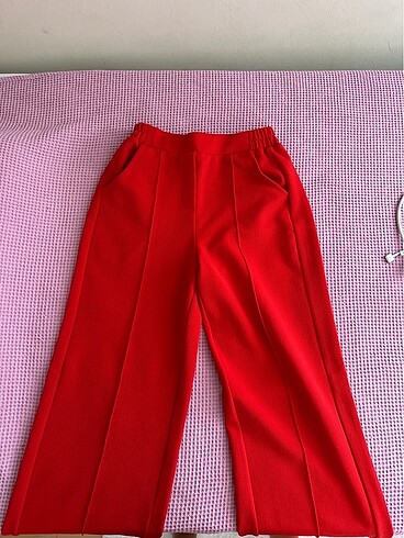 Kırmızı bol pantalon