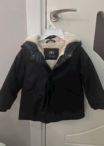 Siyah Kapüşonlu Yağmurluk - Görsel 2