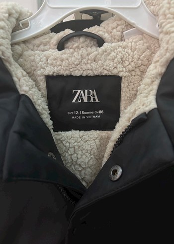 Siyah Kapüşonlu Yağmurluk - Görsel 5