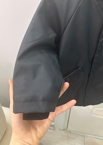 Siyah Kapüşonlu Yağmurluk - Görsel 4