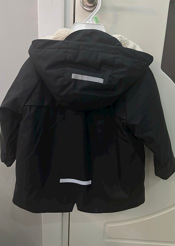 Siyah Kapüşonlu Yağmurluk - Görsel 3