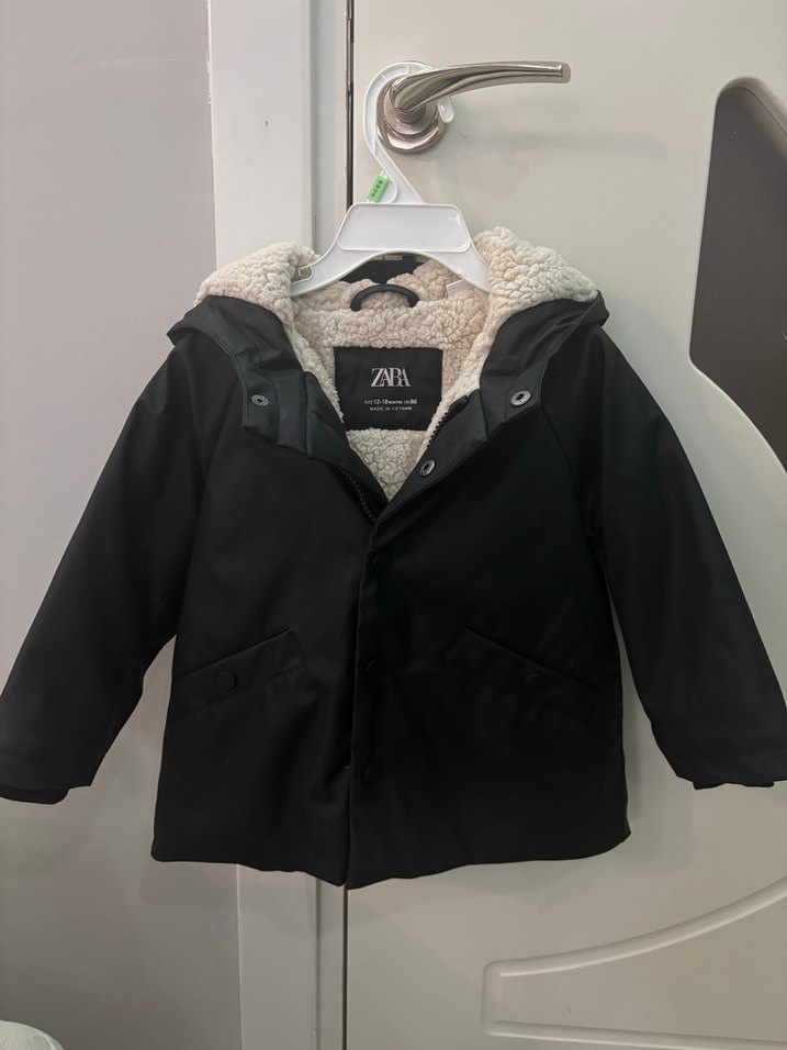 Siyah Kapüşonlu Yağmurluk - Görsel 2