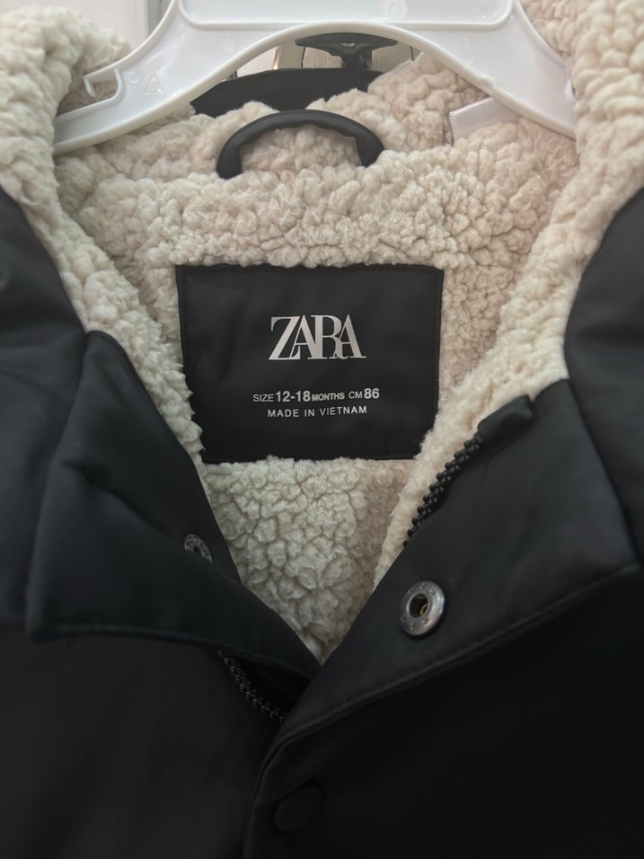 Siyah Kapüşonlu Yağmurluk - Görsel 5