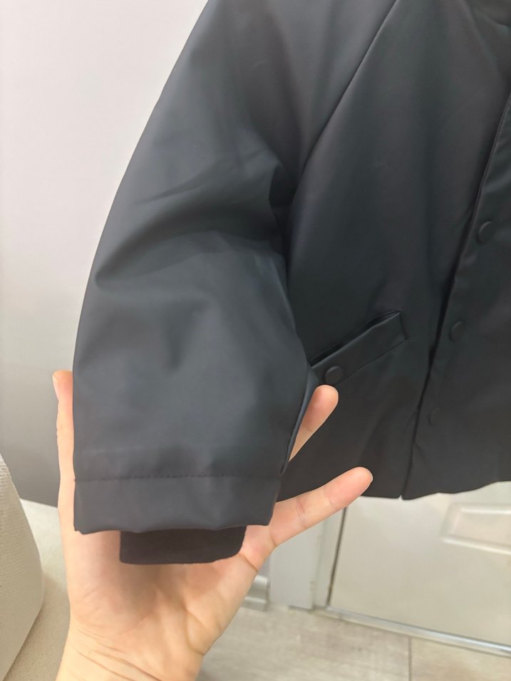 Siyah Kapüşonlu Yağmurluk - Görsel 4