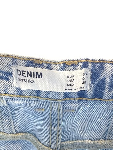 38 Beden çeşitli Renk Bershka Mini Şort %70 İndirimli.