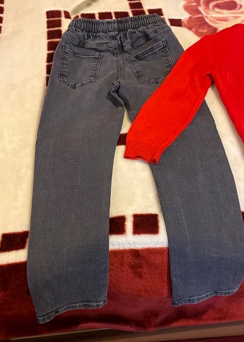 Erkek Çocuk Gri Kot Pantolon ve Kırmızı Desenli Kazak - Görsel 6