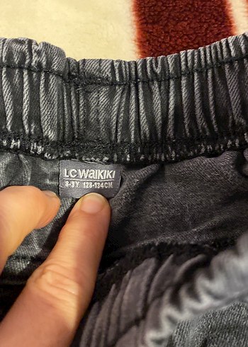 Erkek Çocuk Gri Kot Pantolon ve Kırmızı Desenli Kazak - Görsel 4