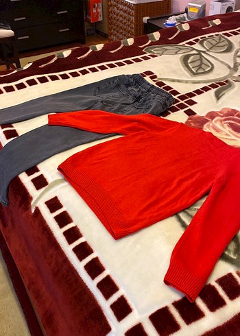 Erkek Çocuk Gri Kot Pantolon ve Kırmızı Desenli Kazak - Görsel 8