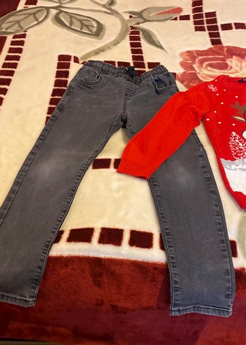 Erkek Çocuk Gri Kot Pantolon ve Kırmızı Desenli Kazak - Görsel 2