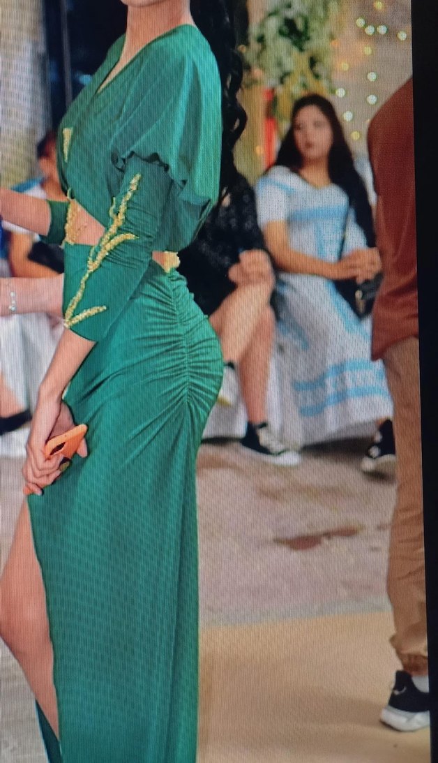 Yeşil Uzun V Yaka Nakışlı Abiye Elbise - Görsel 2