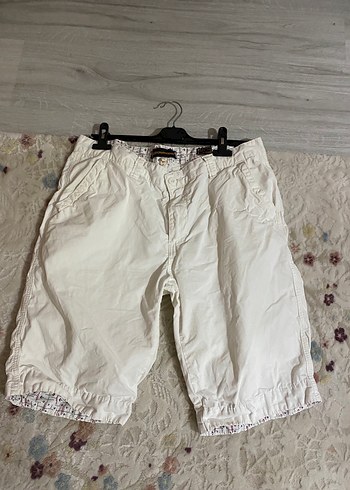Beyaz Pamuklu Bol Kesim Mini Şort