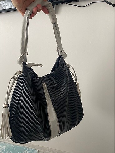 Kol çantası iki faklı şekilde kullanılabilir fermuarla siyah kul