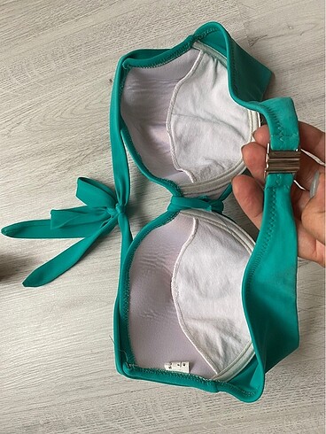 l Beden yeşil Renk Bikini üstü Renk yeşil 40 beden sadece bir kez giydim
