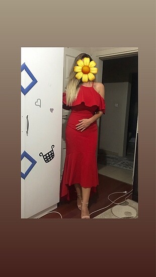 Kırmızı volanlı elbise